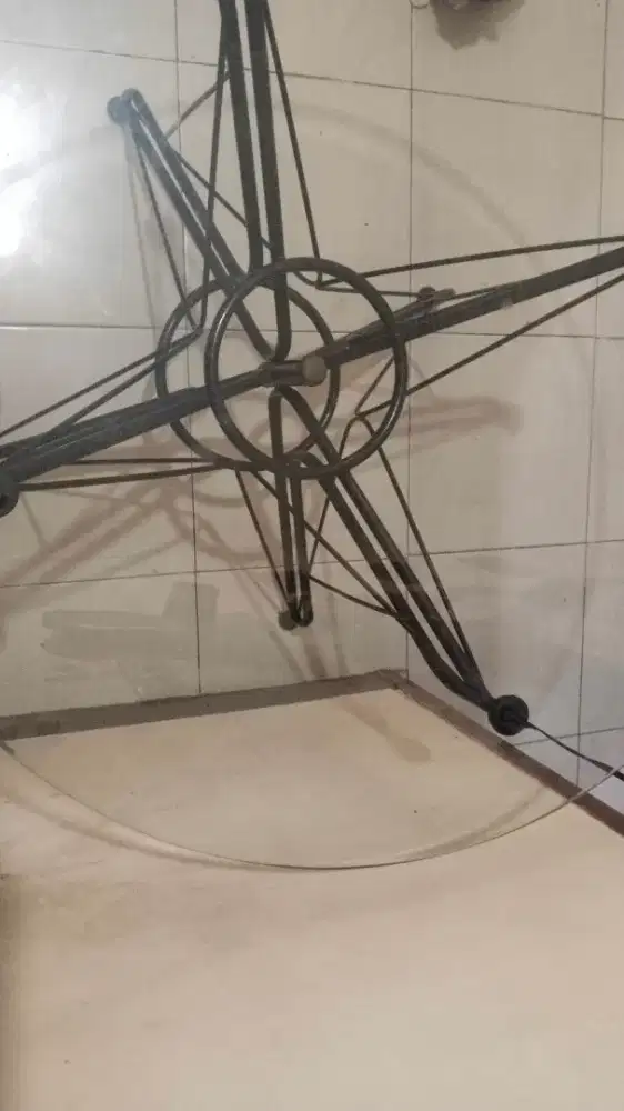 Dijual cepat meja bulat kaca minus pemakaian