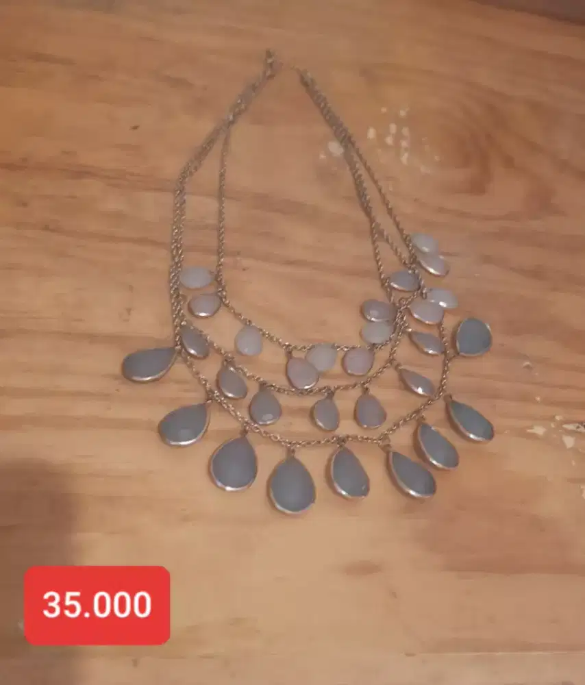 Kalung batu susun tiga