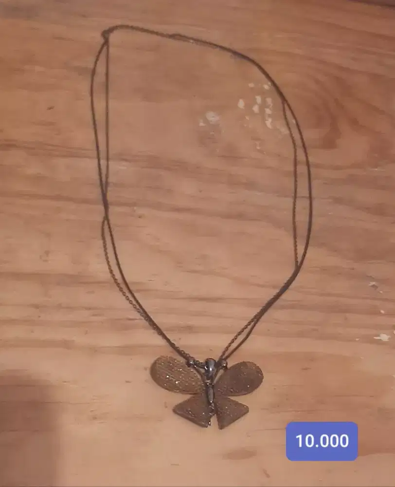 Kalung kupu kupu
