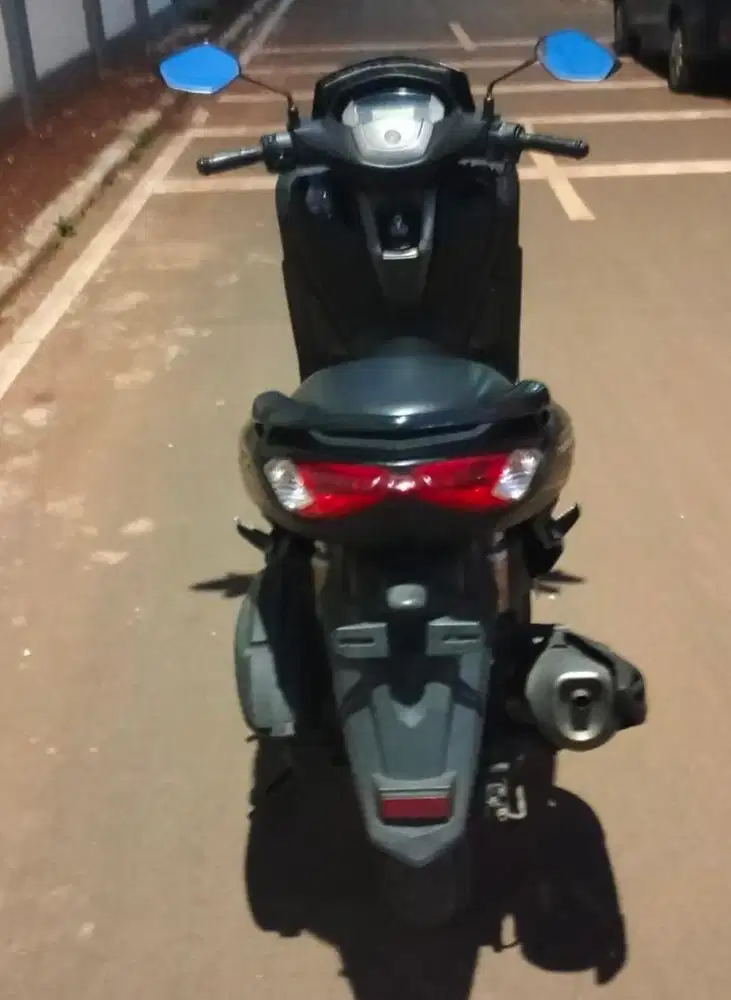 Motor Nmax hitam 2022