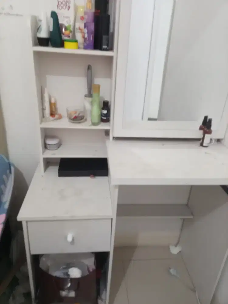 Meja dan lemari rias