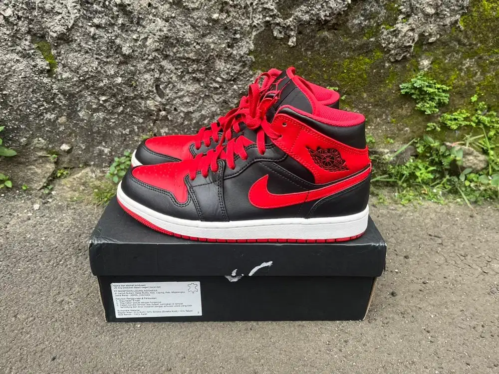 Sepatu Nike Air Jordan 1 Mid Alternate Bredtoe