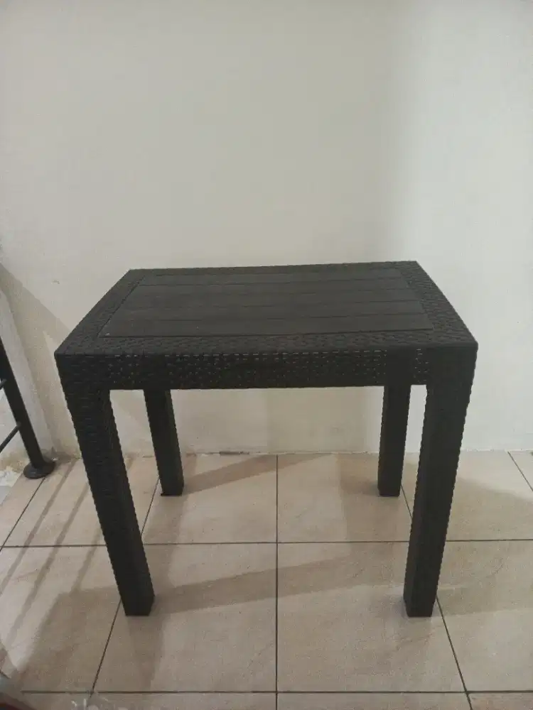 Meja plastik merk Tabitha