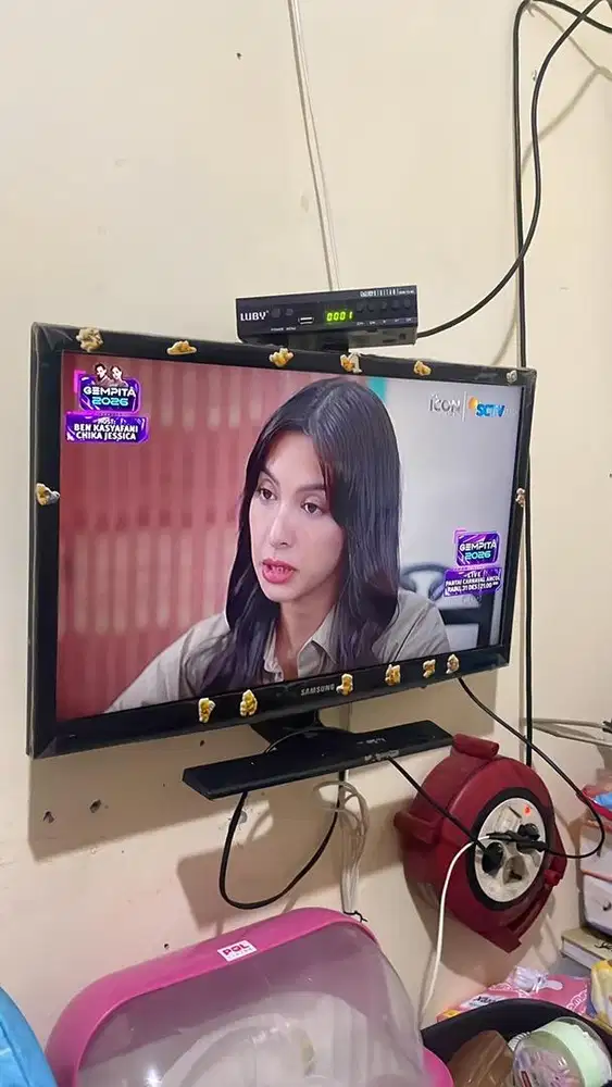 Dijual tv samsung 24in lcd , lengkap sama setboxnya