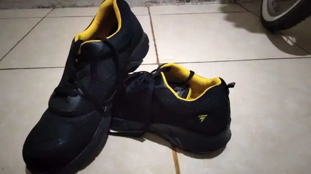 Sepatu safety TANAGA