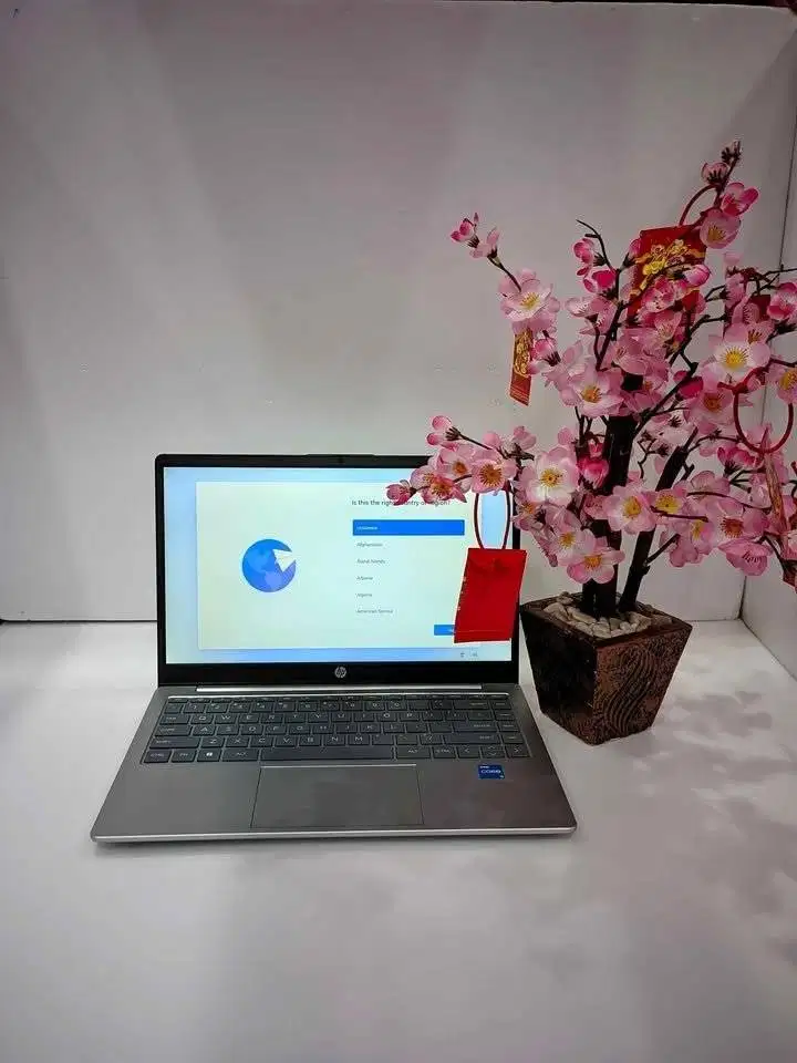 Laptop HP14 ep0260TU i3-1315U 8GB/512GB/Windows 11/OHS 2024/Garansi 2