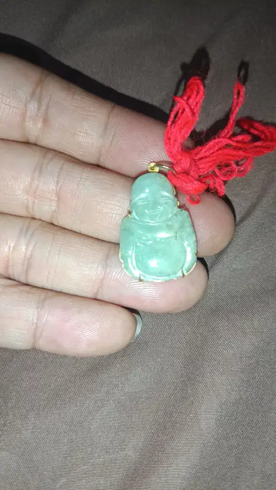 Liontin giok Buddha lapis emas