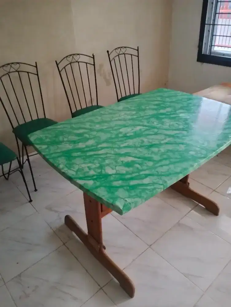 Satu set meja makan dan kursi