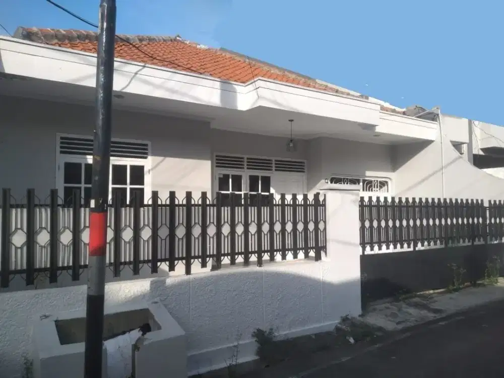 For Rent. Rumah terawat, siap huni, strategis, area Kayu Putih Jakarta timur