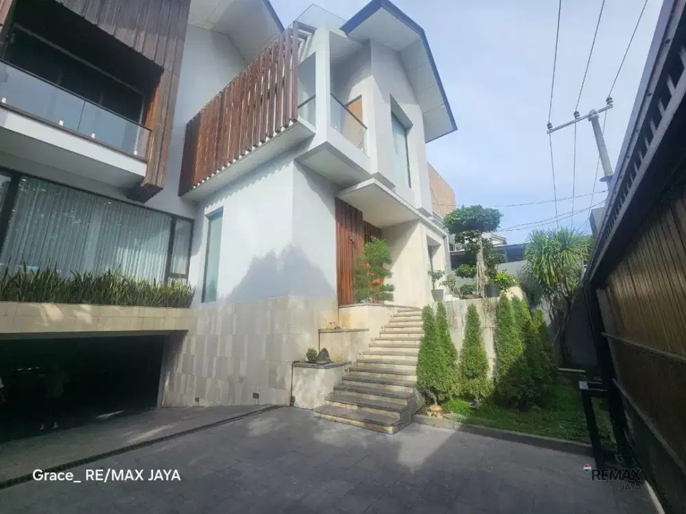 Villa Modern Eksklusif 3 Lantai Dijual, di Denpasar Barat Area