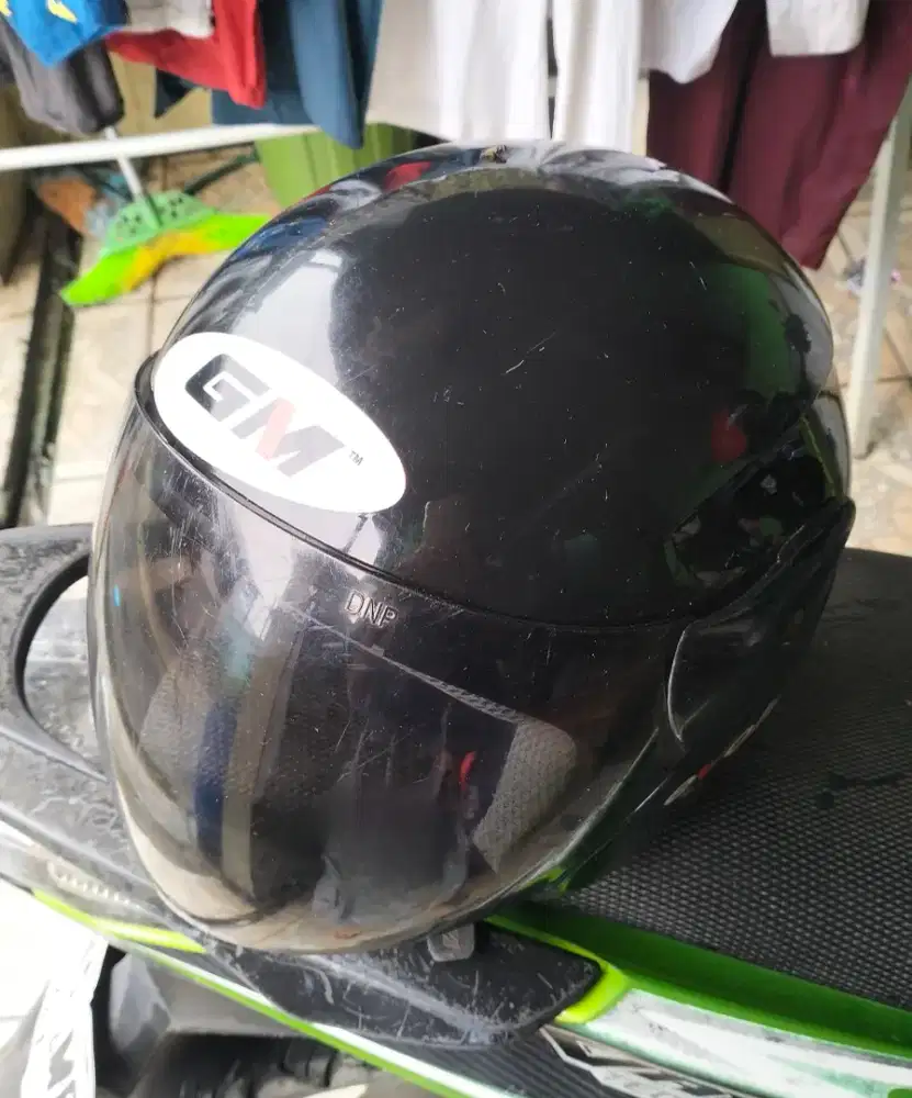 helm gm warna hitam