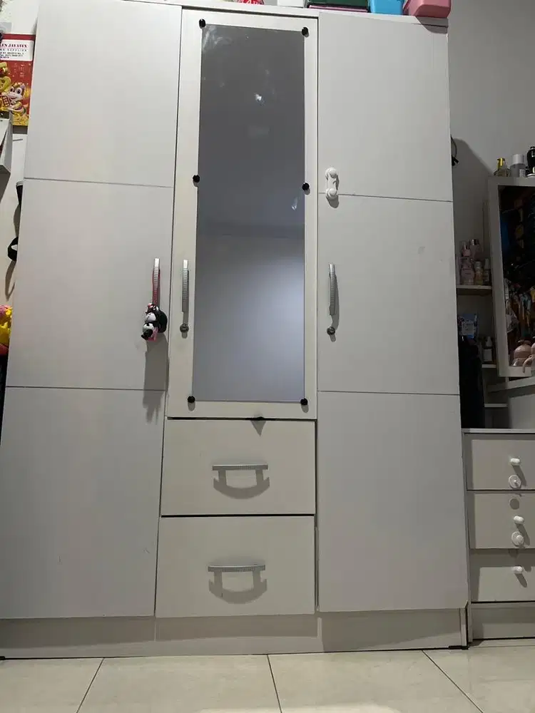 Lemari baju pakaian masih bagus