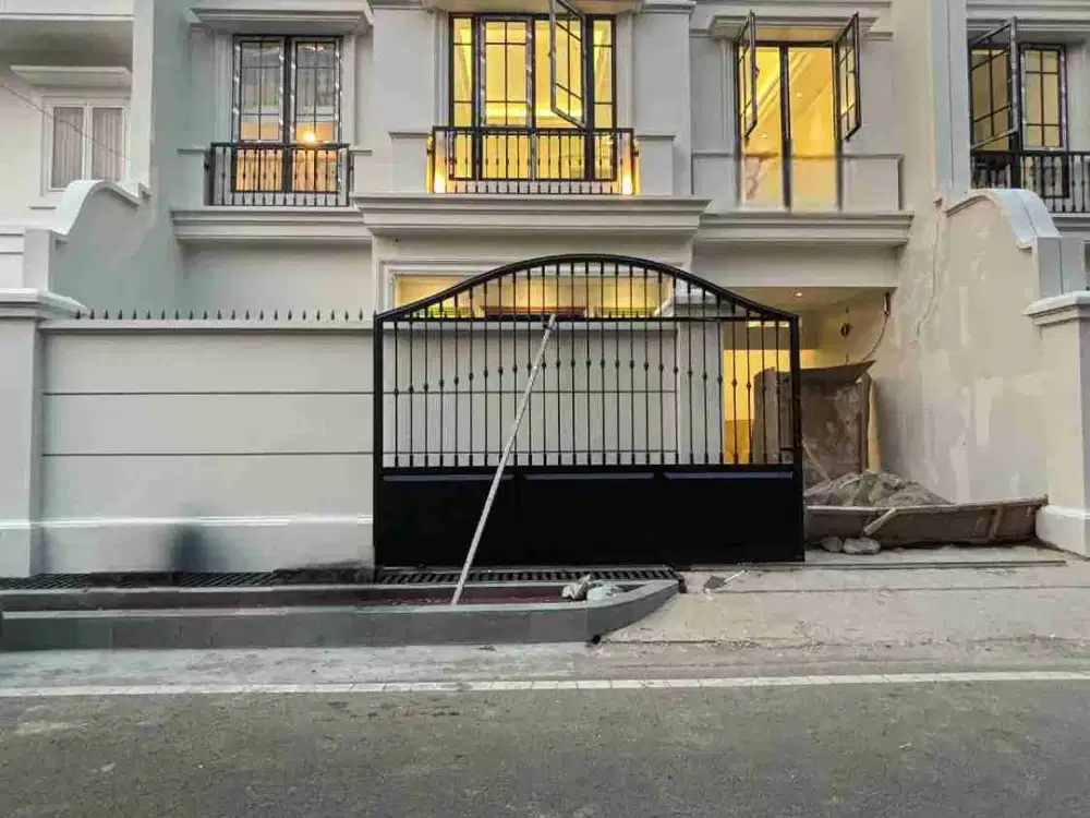 Di Jual Rumah Baru American classik ada Roof top lokasi Cempaka Putih Jakarta Pusat