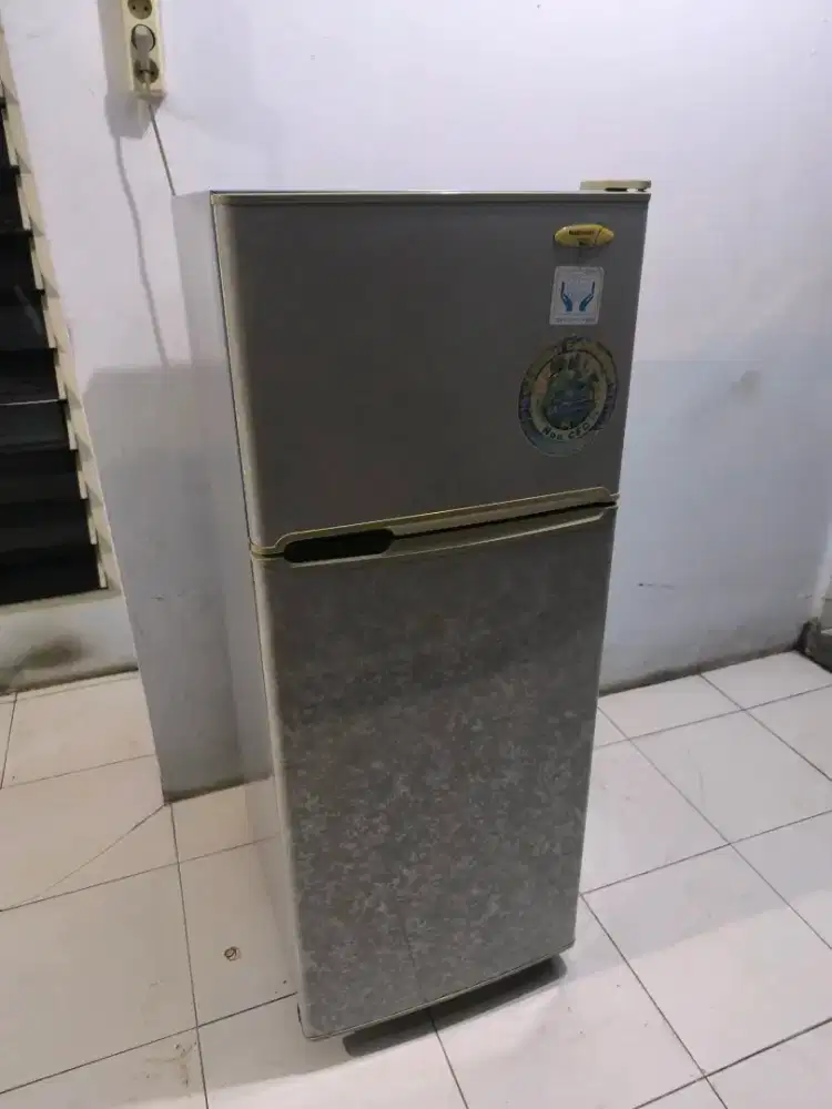 Lemari es 2 pintu Merck National