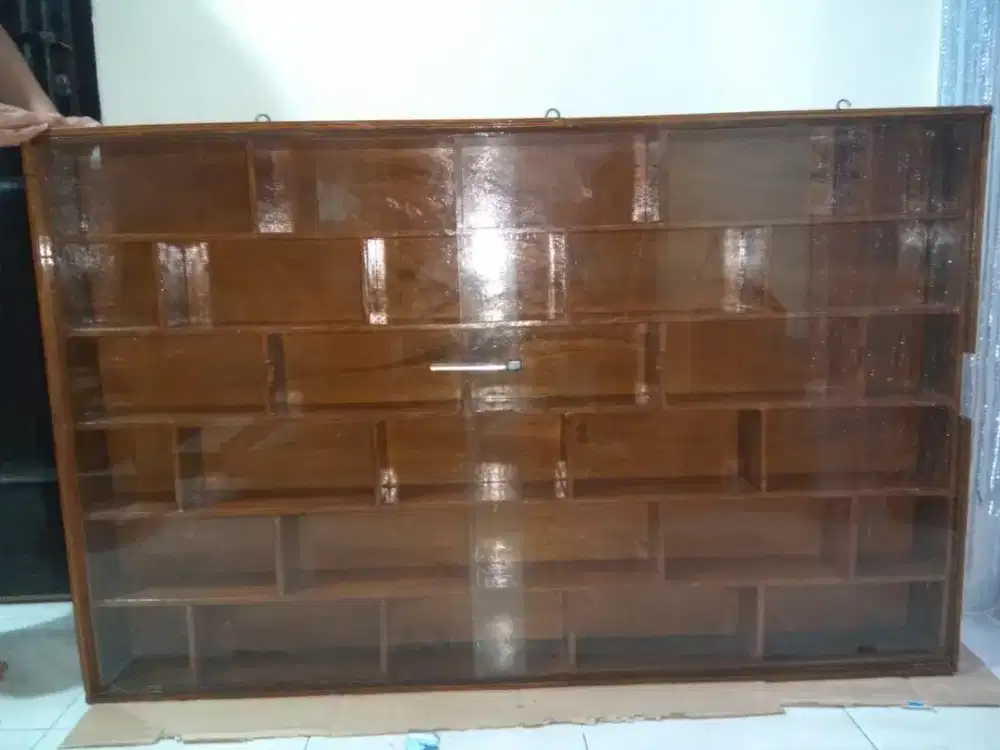 Lemari gantung mainan miniatur mobil dll