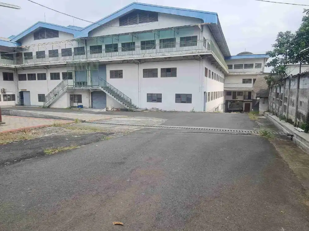 Gudang besar 3 Lantai di sewakan , Siap Pakai di Jalan Raya Bogor ,Cibinong