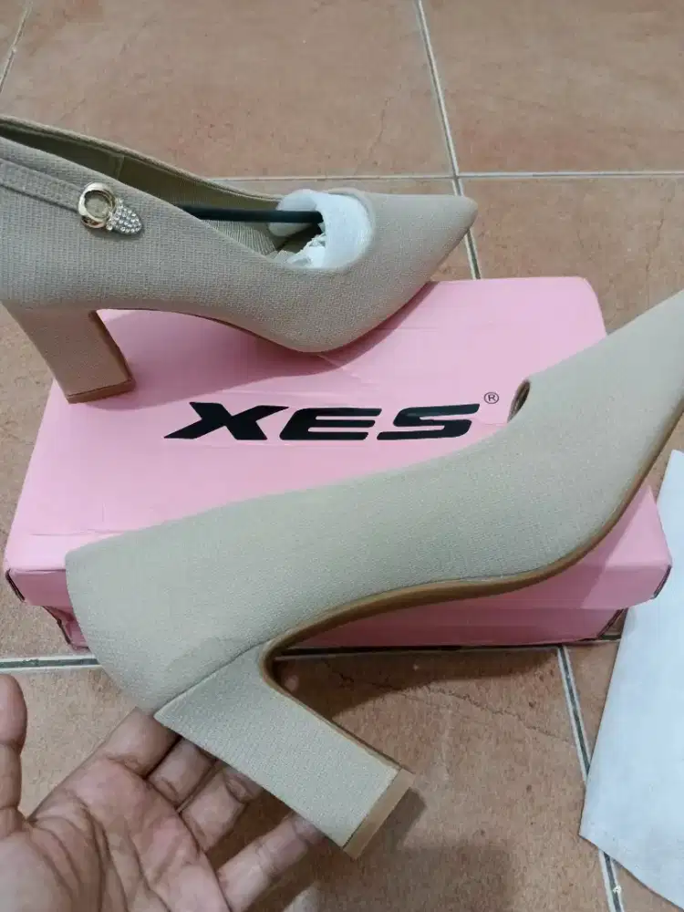 Sepatu Heels merk XES, Ukuran 39 warna khaki, tinggi heels 8cm.