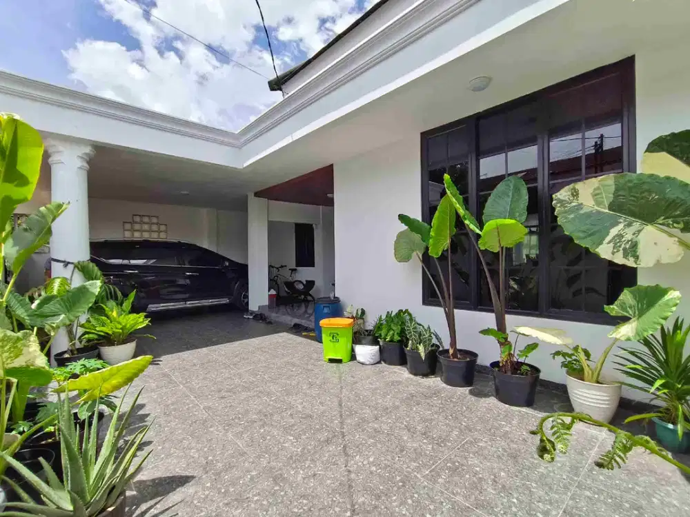 Rumah bangunan baru LT 230 nyaman semi furnished ada taman dibelakang bebas banjir di Galaxy