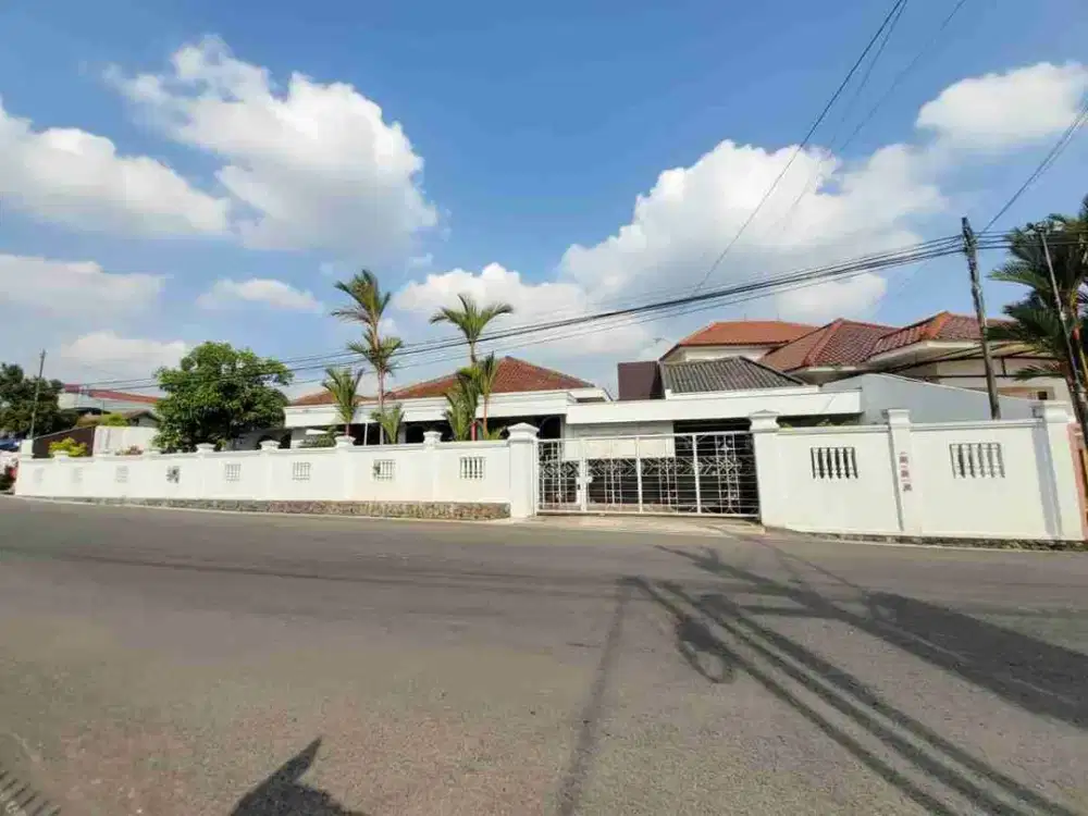 Rumah Strategis Jalan Besar Tengah Kota Dekat Stasiun