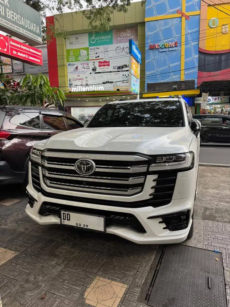 Toyota Land Cruiser VXR / NIK 2023 / Warna Putih / KM Rendah