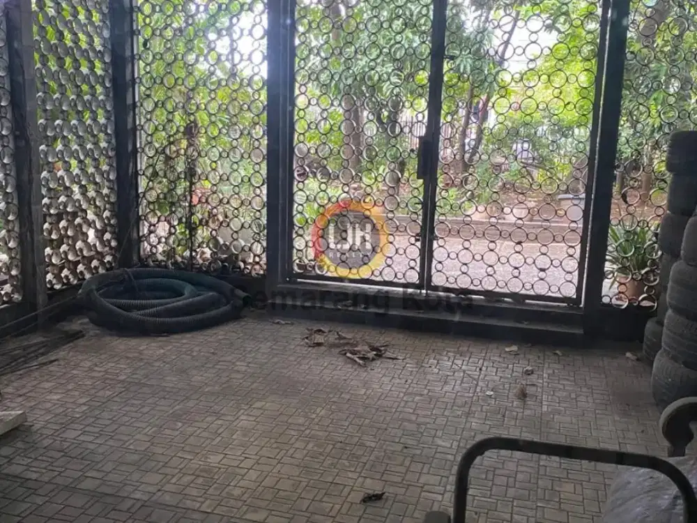 Bangunan usaha di jalan Ahmad Yani