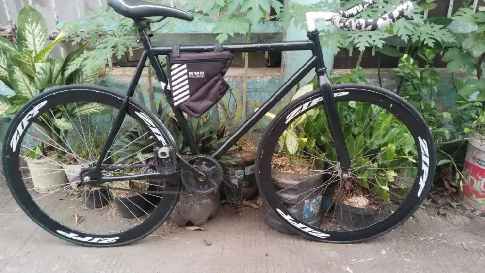Sepeda fixie hitam