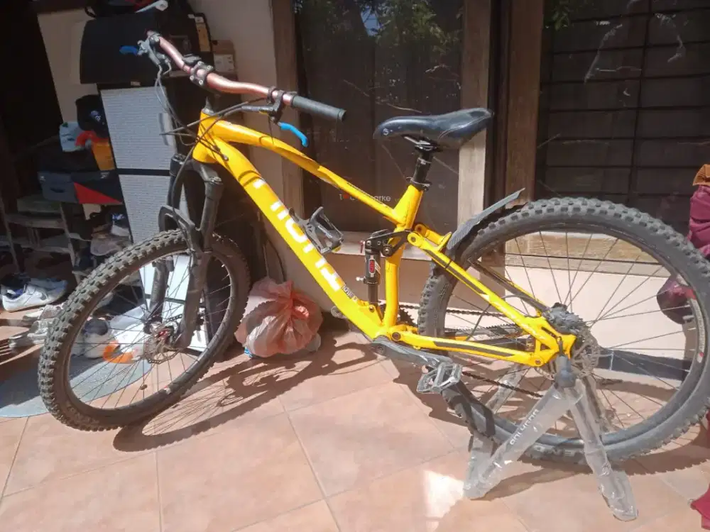 Sepeda gunung MTB full suspension