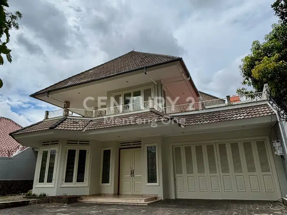 Dijual Rumah Mewah SemiFurnished Di Inti Menteng Dengan Kolam Renang