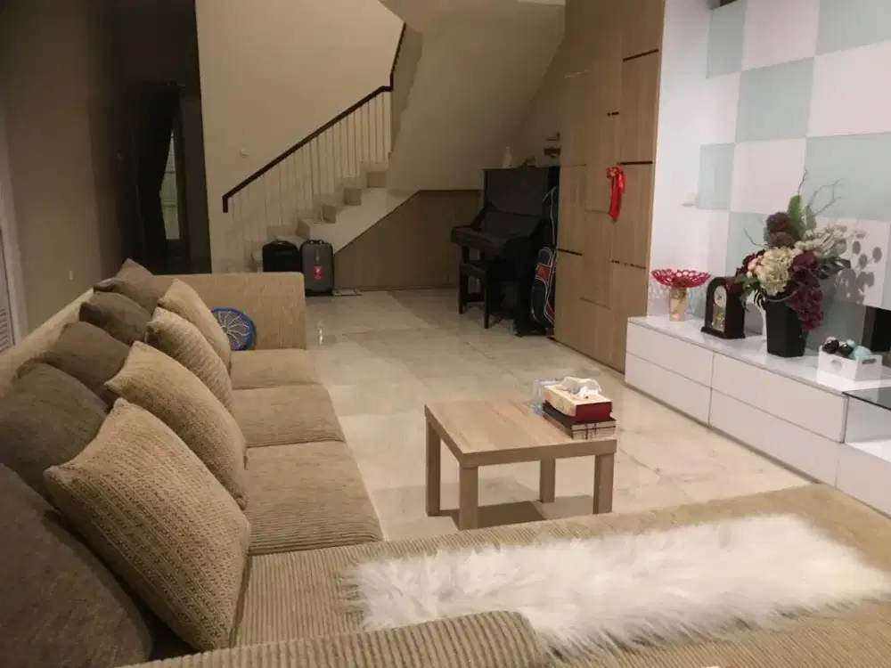 Disewakan Rumah Crown Golf PIK 10x33, Furnish, Siap Pakai