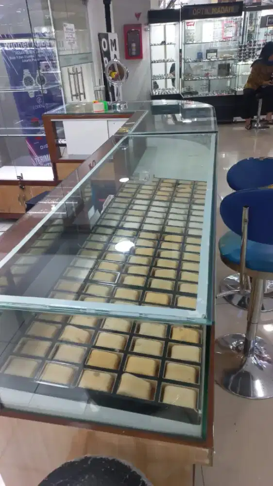 Dijual lemari kaca dan etalase sesuai foto