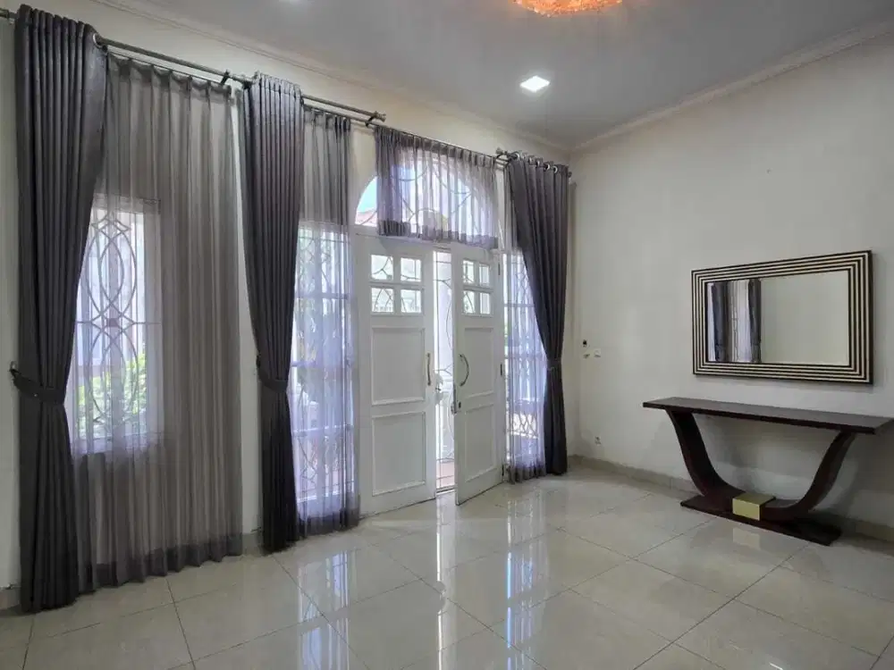 Disewakan Rumah PIK1, 10x25, 3 lantai, Furnish, Siap Huni