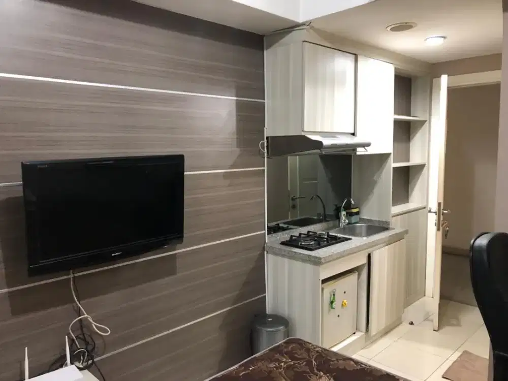 ready disewa unit apartemen green lake sunter,studio furnished,ac dan waterheater,luas 20,lantai tengah,view kolam renang