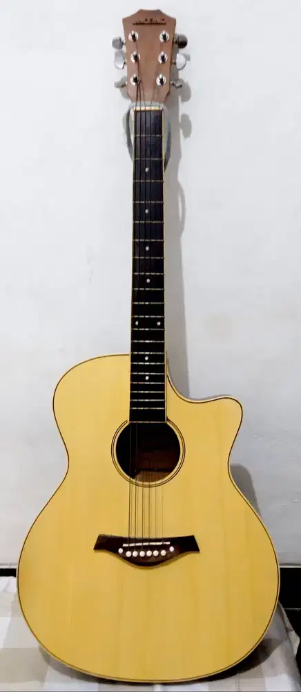 Gitar akustik custom