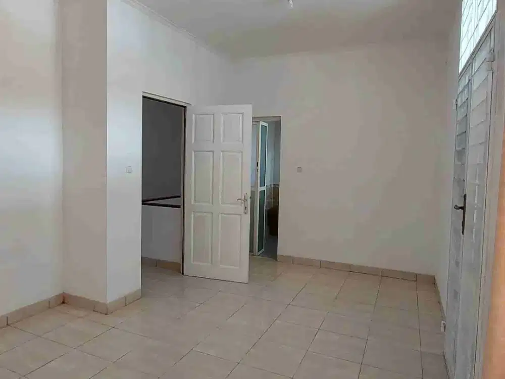 rumah disewa 2 lt di semanan hadap utara kamar 4 dekat stasiun