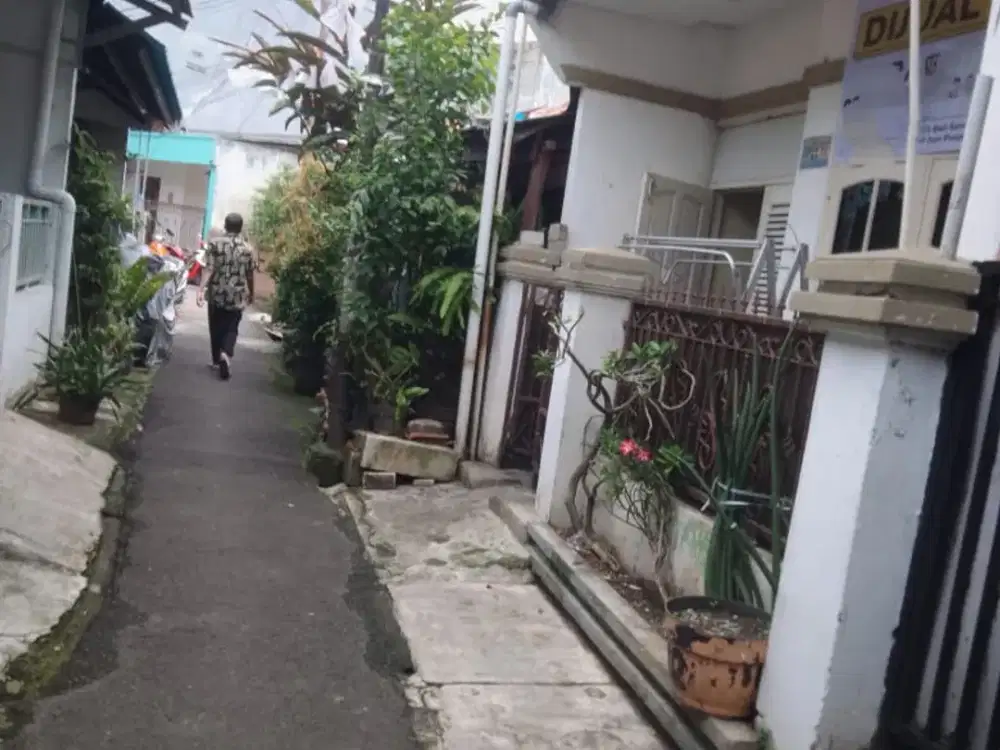 DISEWAKAN RUMAH BANGUNAN PERMANEN 2 LANTAI SIAP HUNI LOKASI STRATEGIS DI SLIPI