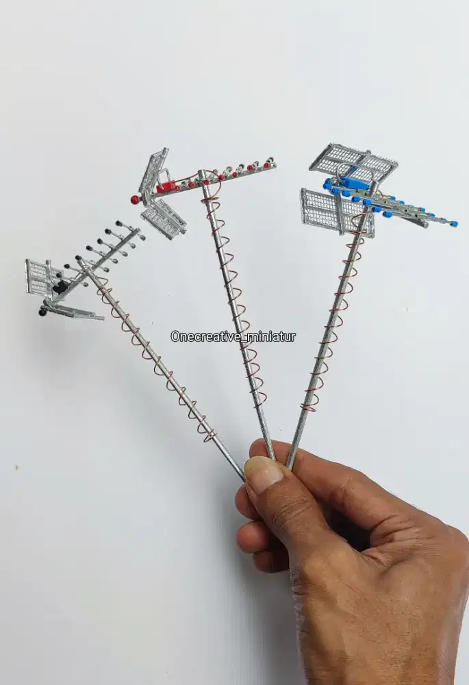 Miniatur antena televisi untuk diorama/maket perumahan