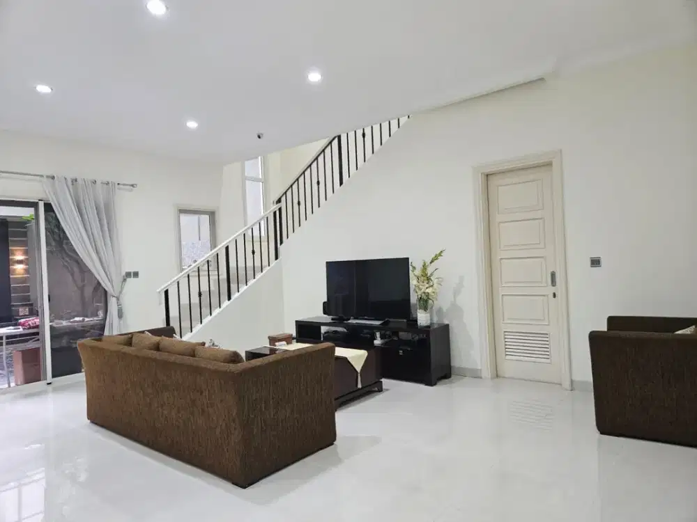 Rumah 2 Lantai 4+1 Kamar Barat Daya di Scarlet