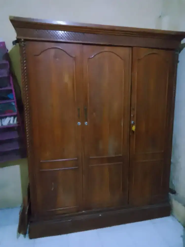 Lemari pakaian kayu jati