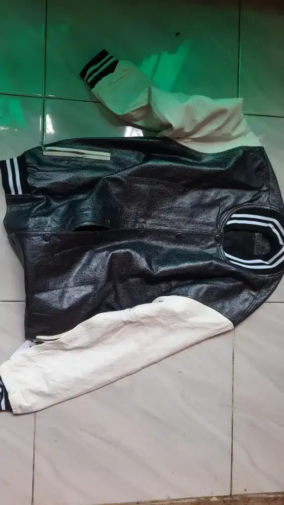 Jaket kulit varsity