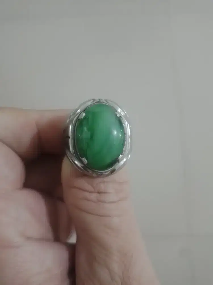 Cincin batu giok hijau