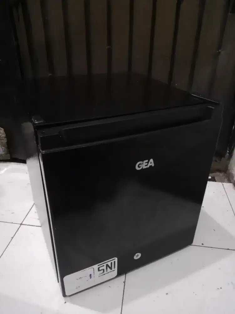 KULKAS MINIBAR GEA LIKE NEW