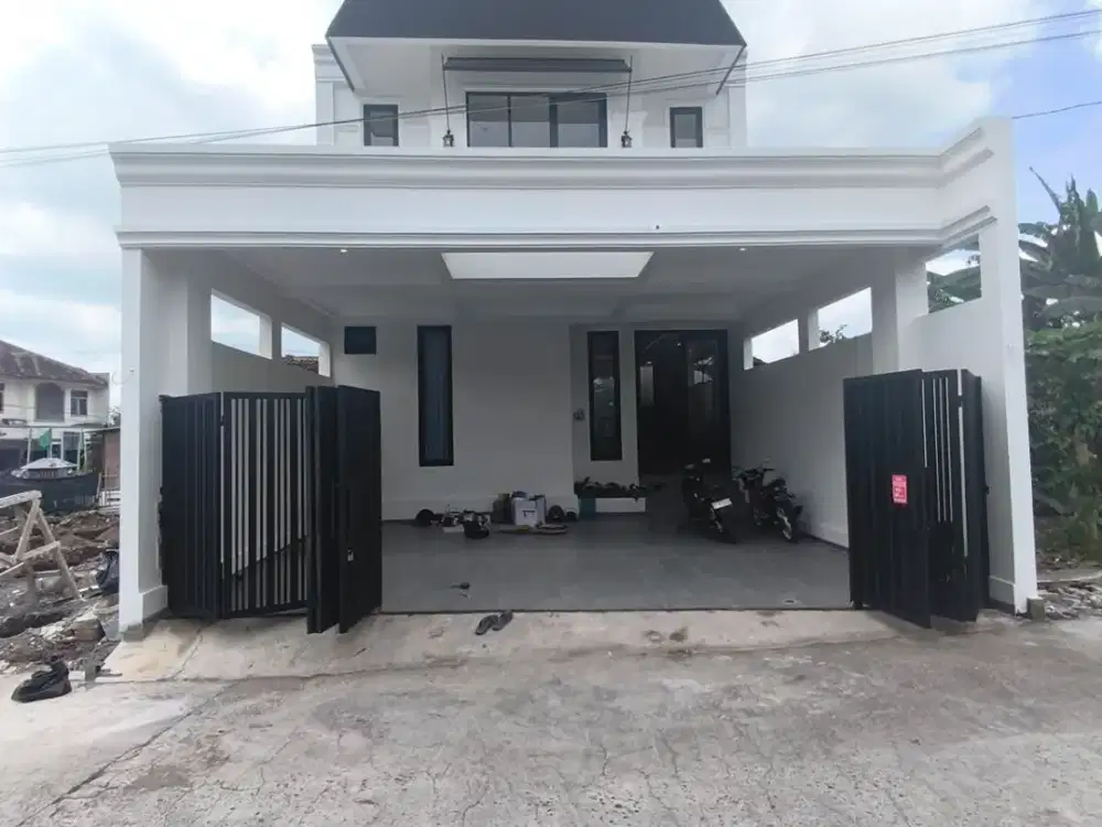 Rumah Mewah American Classic Dekat Ambarukmo Plaza, Full Furnished, SHM IMB Ready