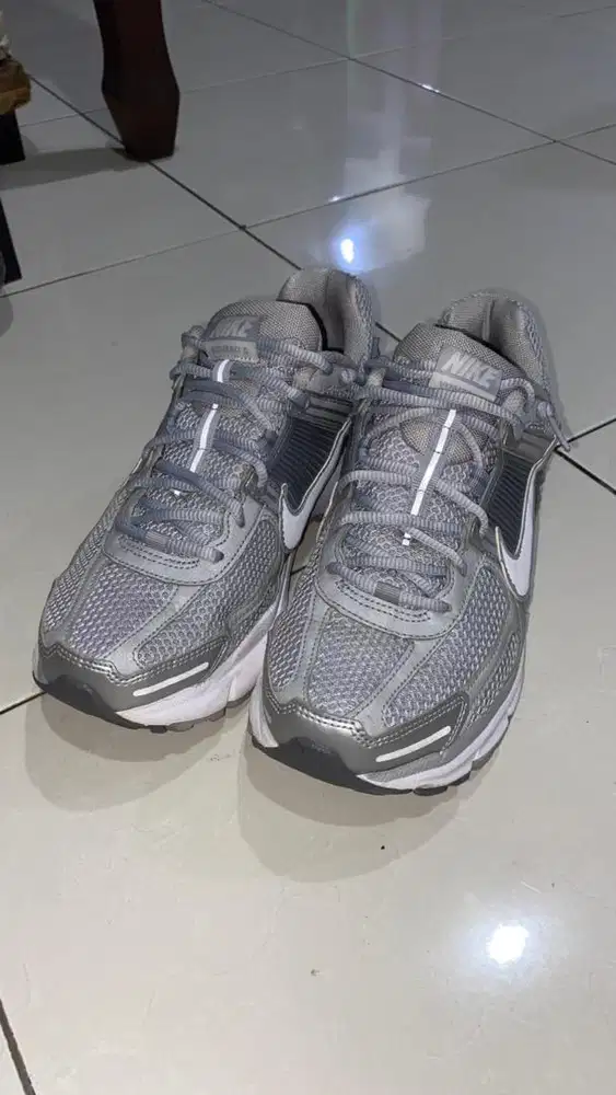 Sepatu Nike Zoom Vomero 5