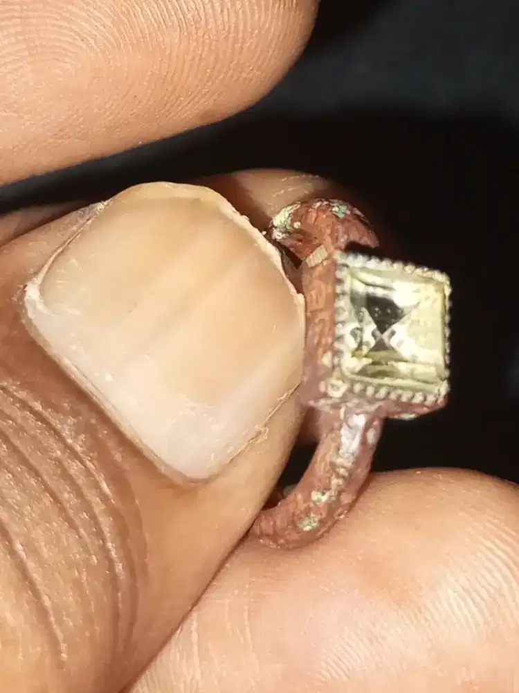 Cincin kuno mata putih