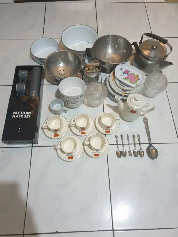 Cangkir.tumbler.sepatu bayi .boneka.kaset cd  dan barang bekas