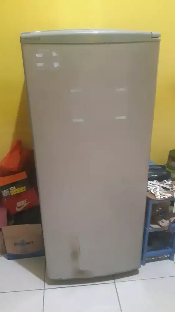 Freezer 1 pintu merk Aqua