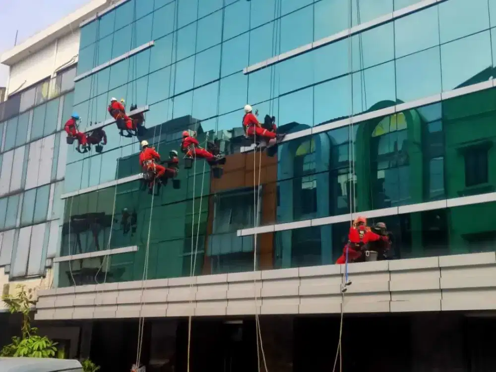 Jasa cleaning kaca gedung dan kantor