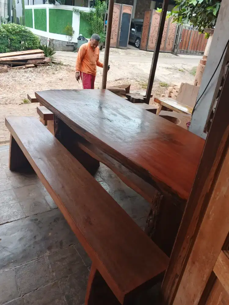 Meja makan antik teras