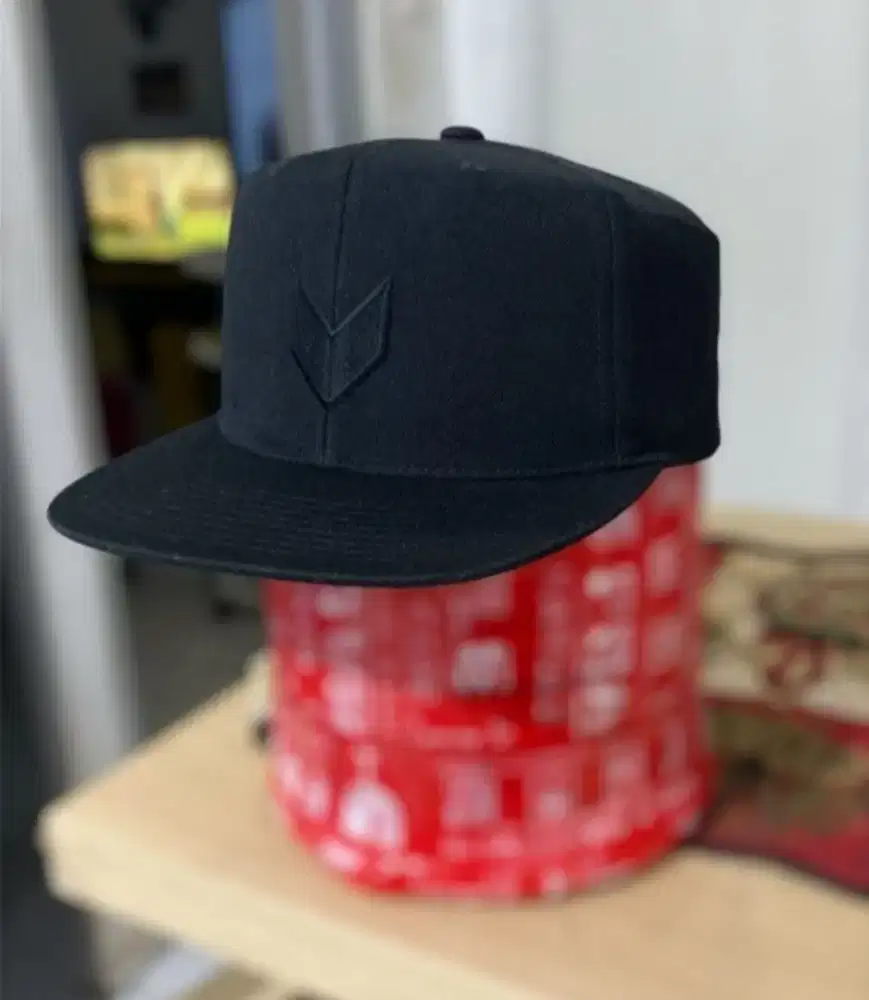 TOPI BLACK LOGO V VISOR HIJAU BEKAS