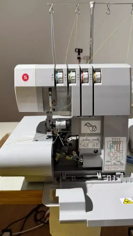 Mesin obras singer overlok 14HF854